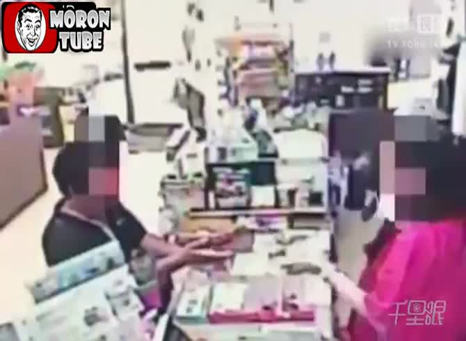 Video :China - A woman uses all the grace in the world to disarm a robber